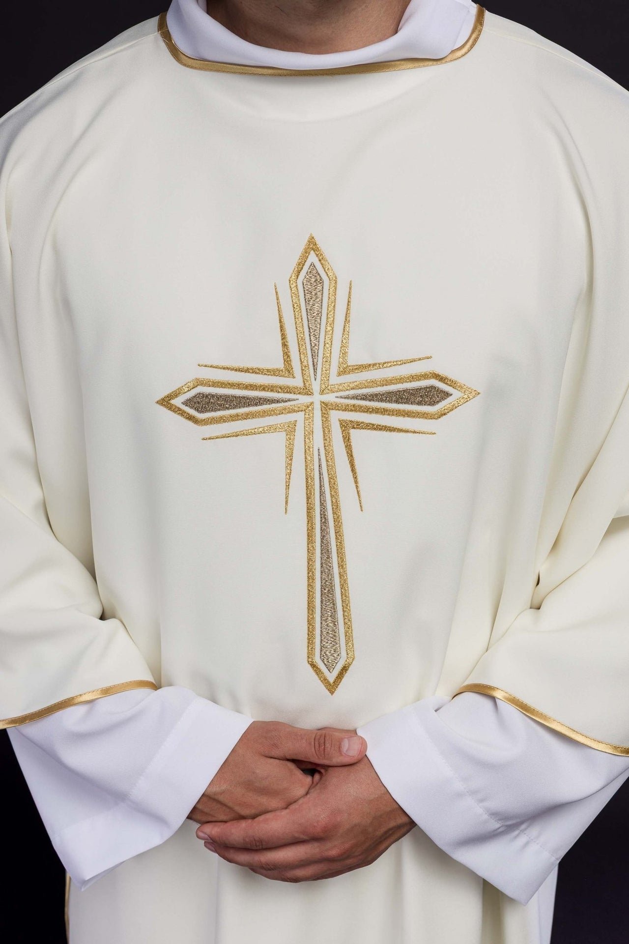 Ecru Dalmatyka z haftowanym złotym krzyżem