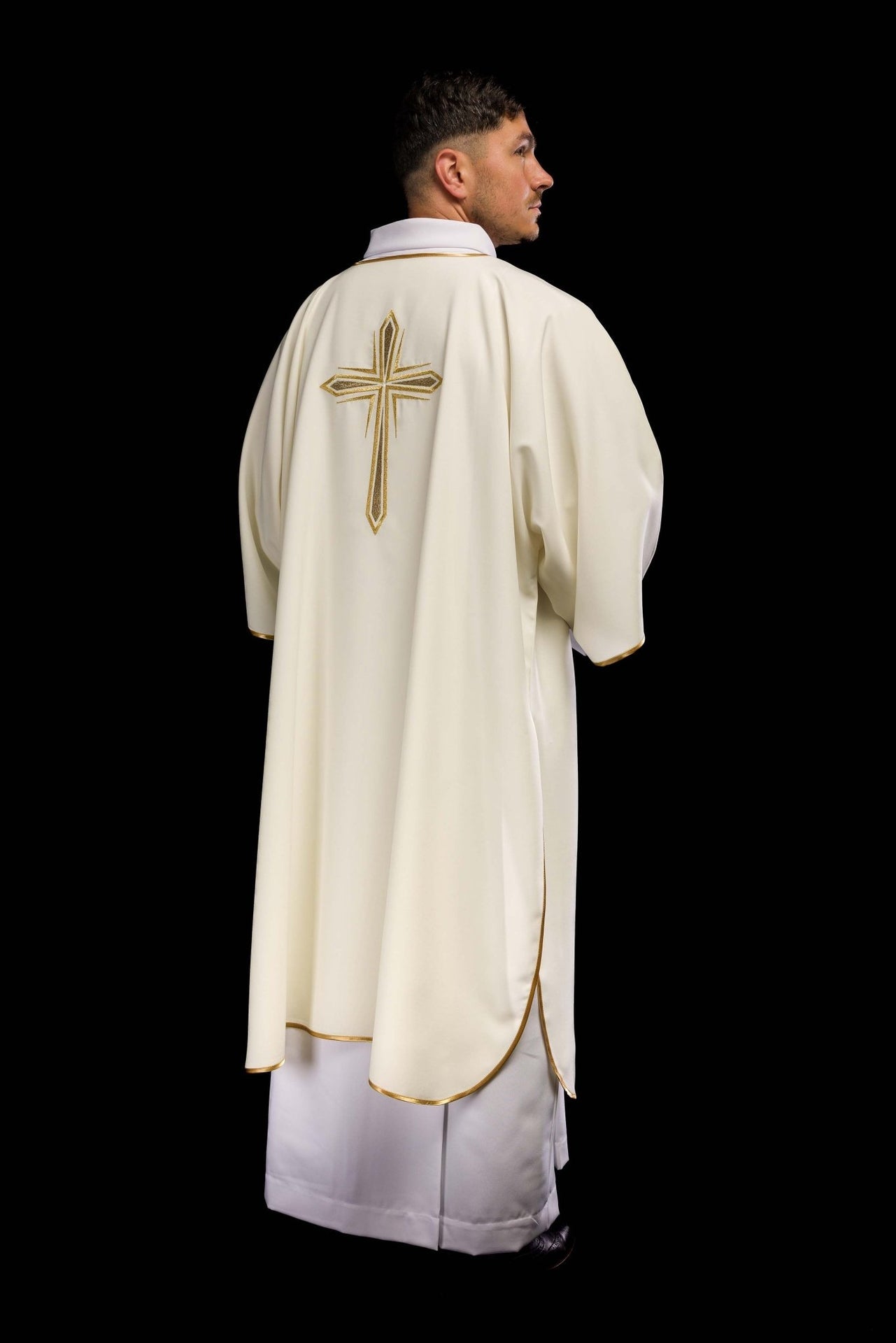 Ecru Dalmatyka z haftowanym złotym krzyżem