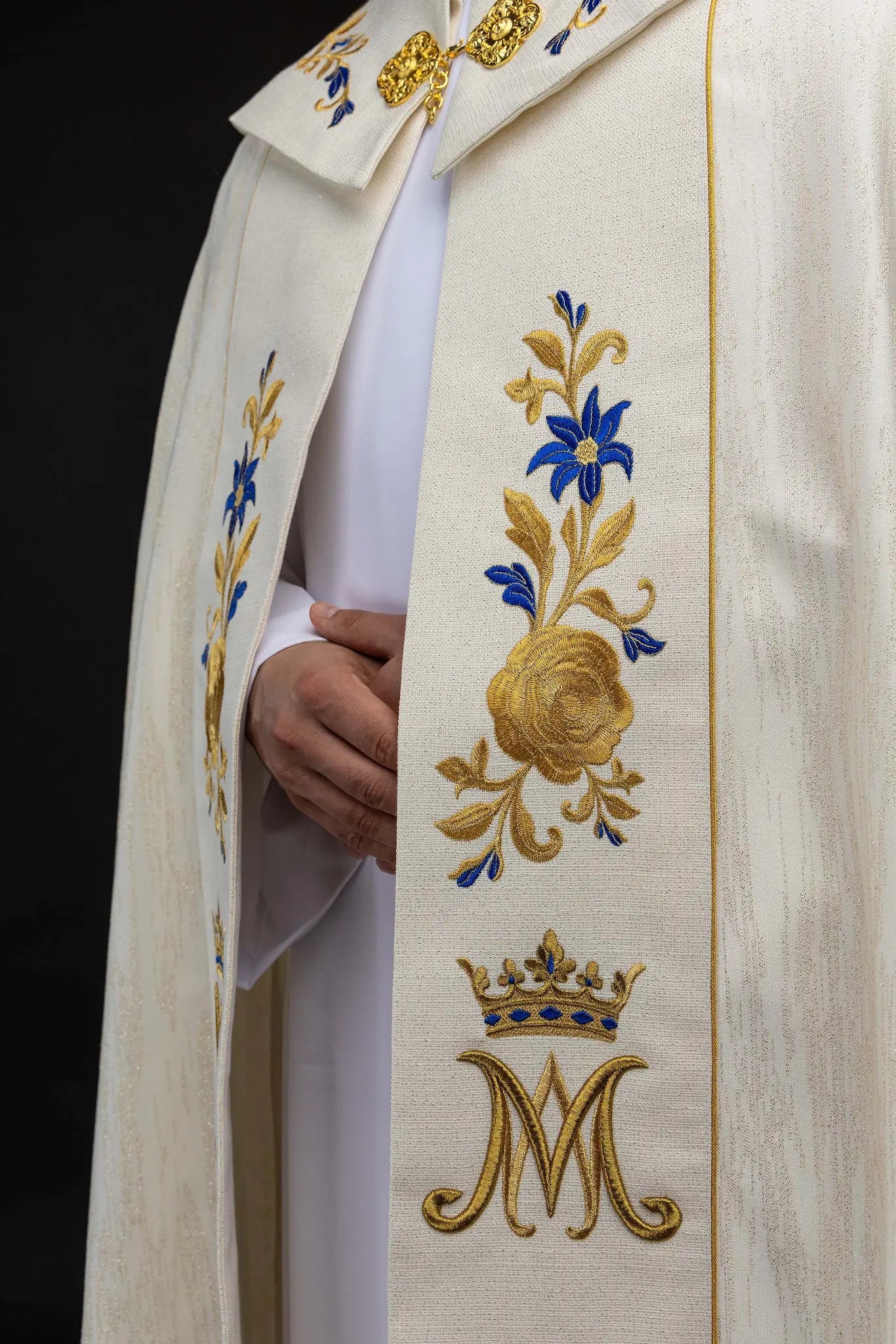 Ecru embroidered cope with Marian symbol - HAFTINA ATELIER