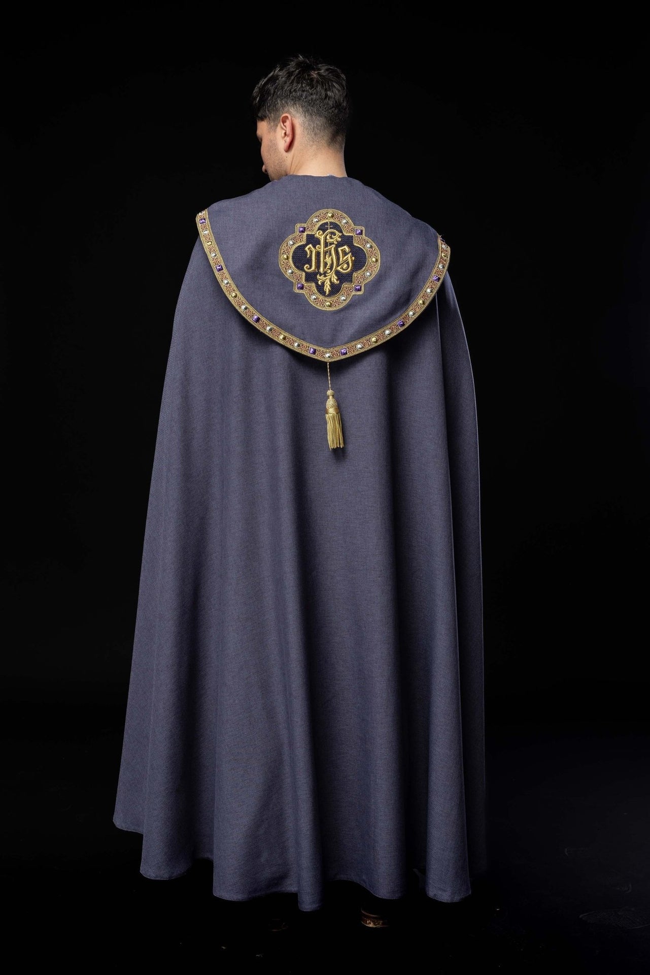 Fioletowa kapa liturgiczna z złotym IHS