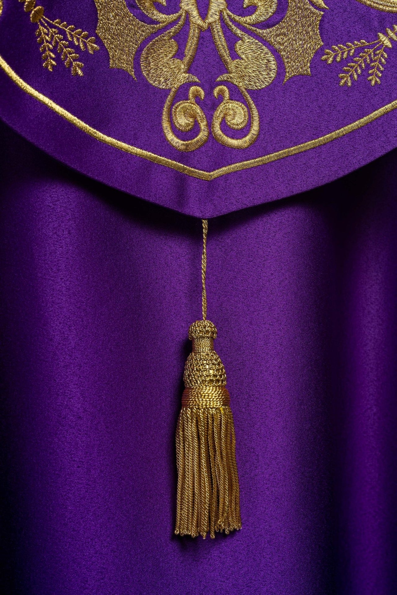 Fioletowa kapa liturgiczna z złotym monogramem IHS