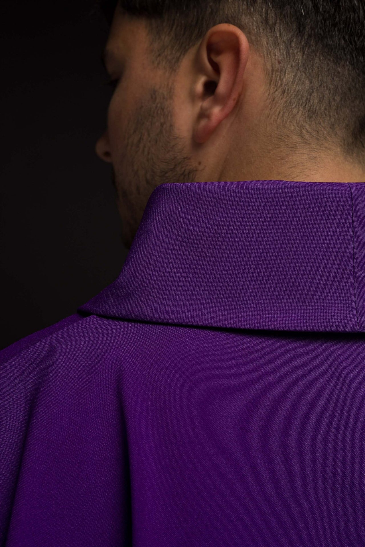 Fioletowy ornat ze złotym haftem IHS