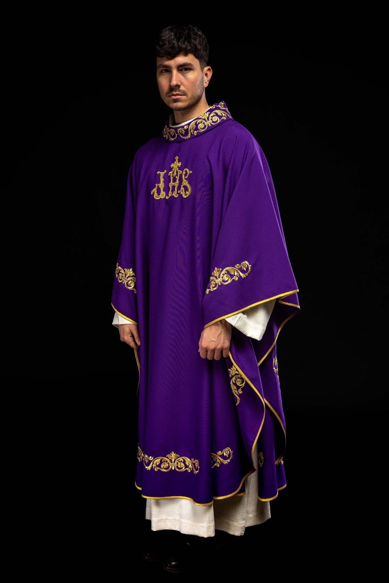 Fioletowy ornat ze złotym haftem IHS i ozdobnym wykończeniem