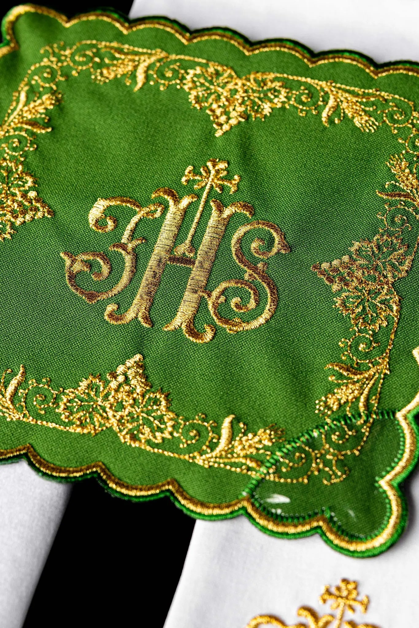 Green chalice linen set with IHS embroidery - HAFTINA ATELIER