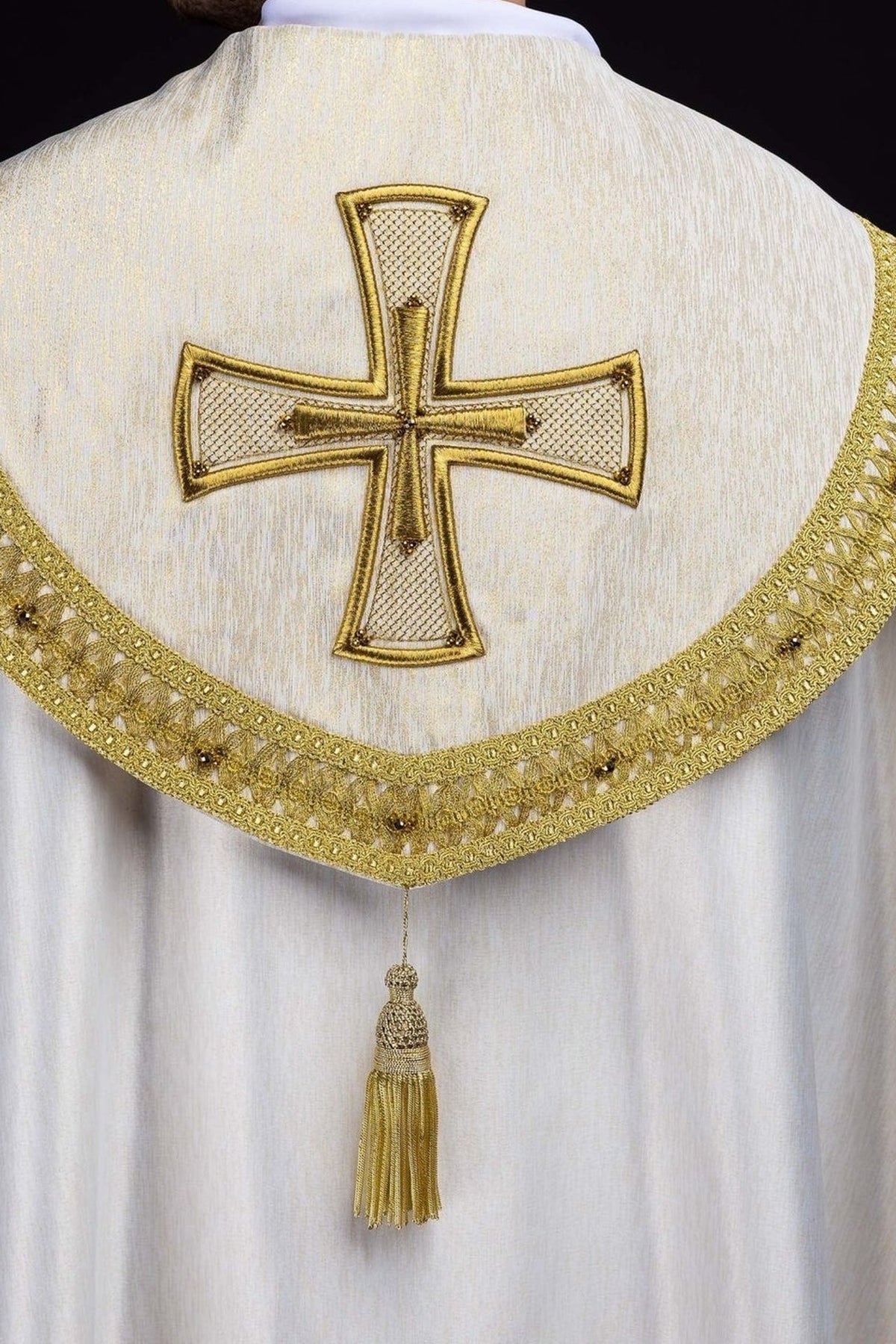 Marfim ecru capa de asperges com cruz bordada e pedras naturais, vista traseira com borla