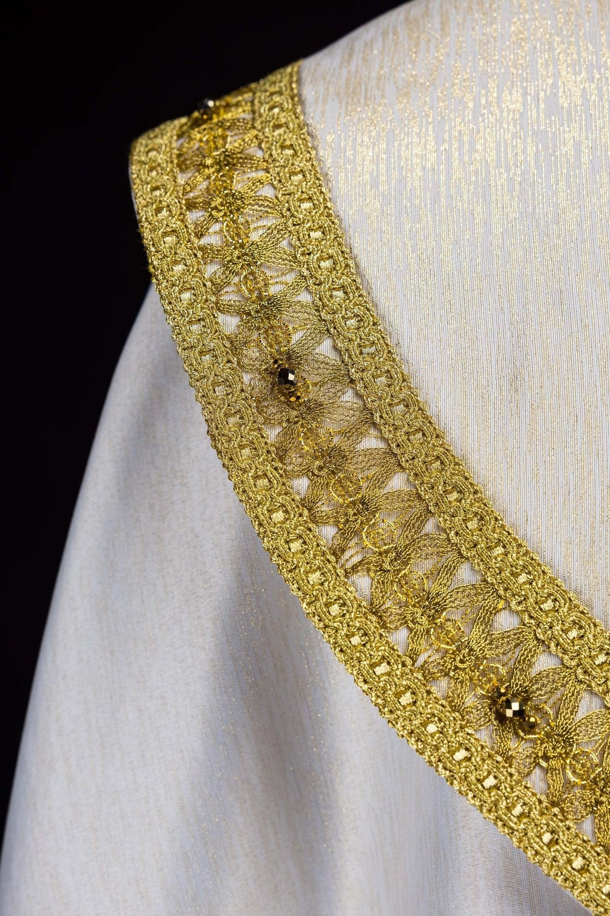 Marfim ecru capa de asperges com bordado dourado, detalhe da faixa lateral