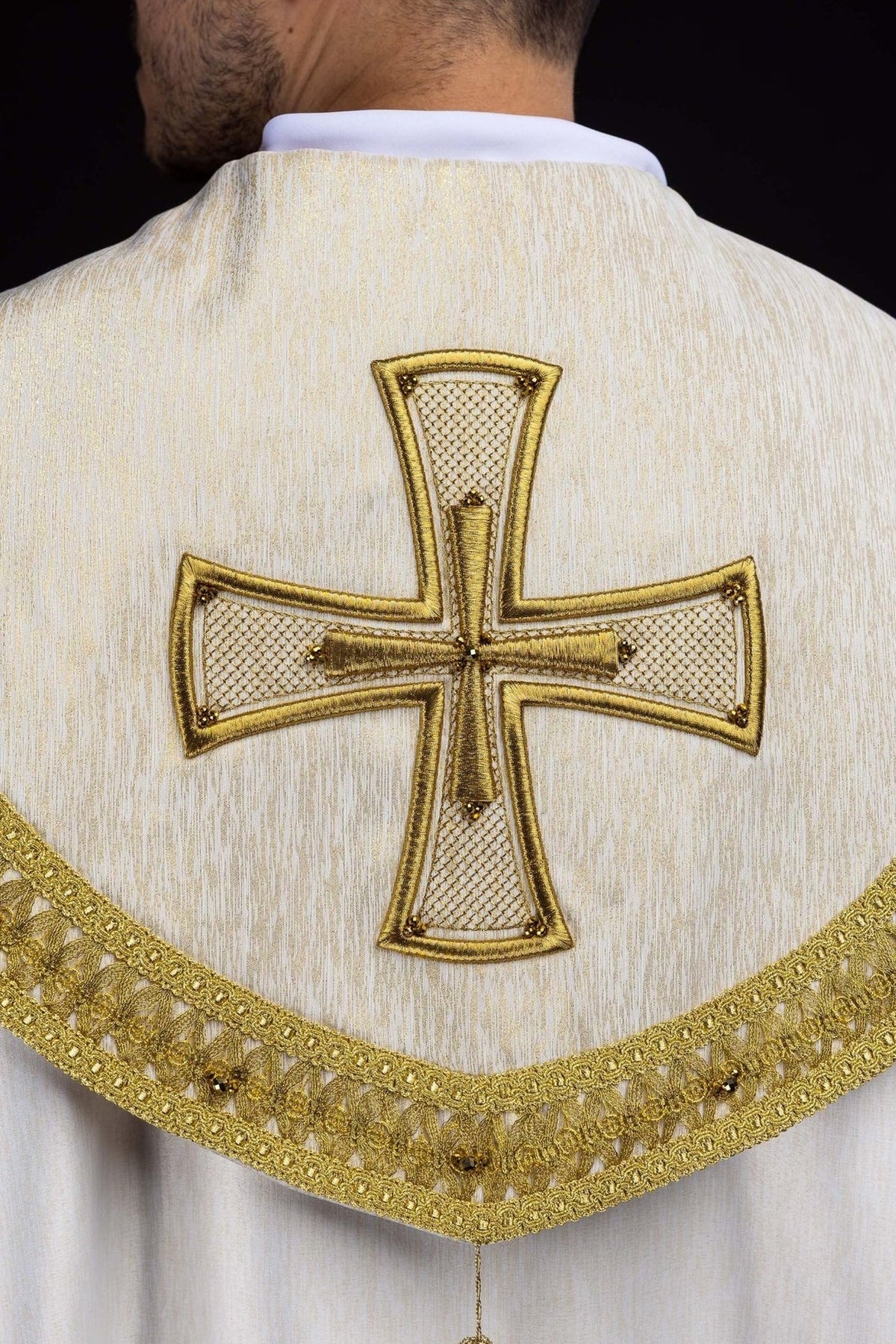 Marfim ecru capa de asperges com cruz bordada, vista traseira