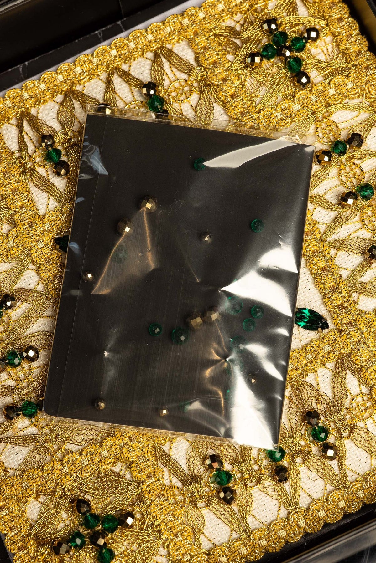 Branco conjunto de alfaias litúrgicas com pedras naturais, bordado dourado e pedras soltas, vista interna
