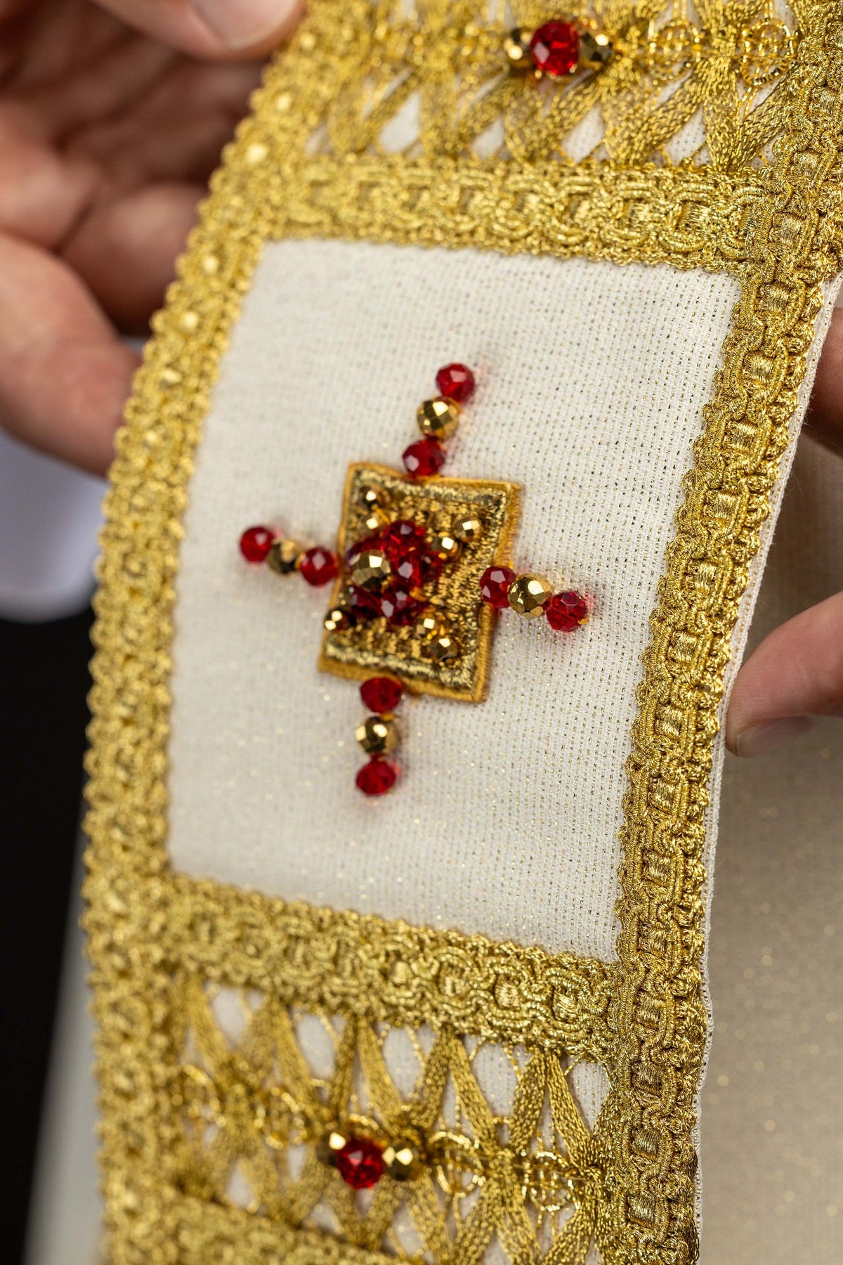 Avorio casula con croce di pietre rosse e dorate, dettaglio dello stolone