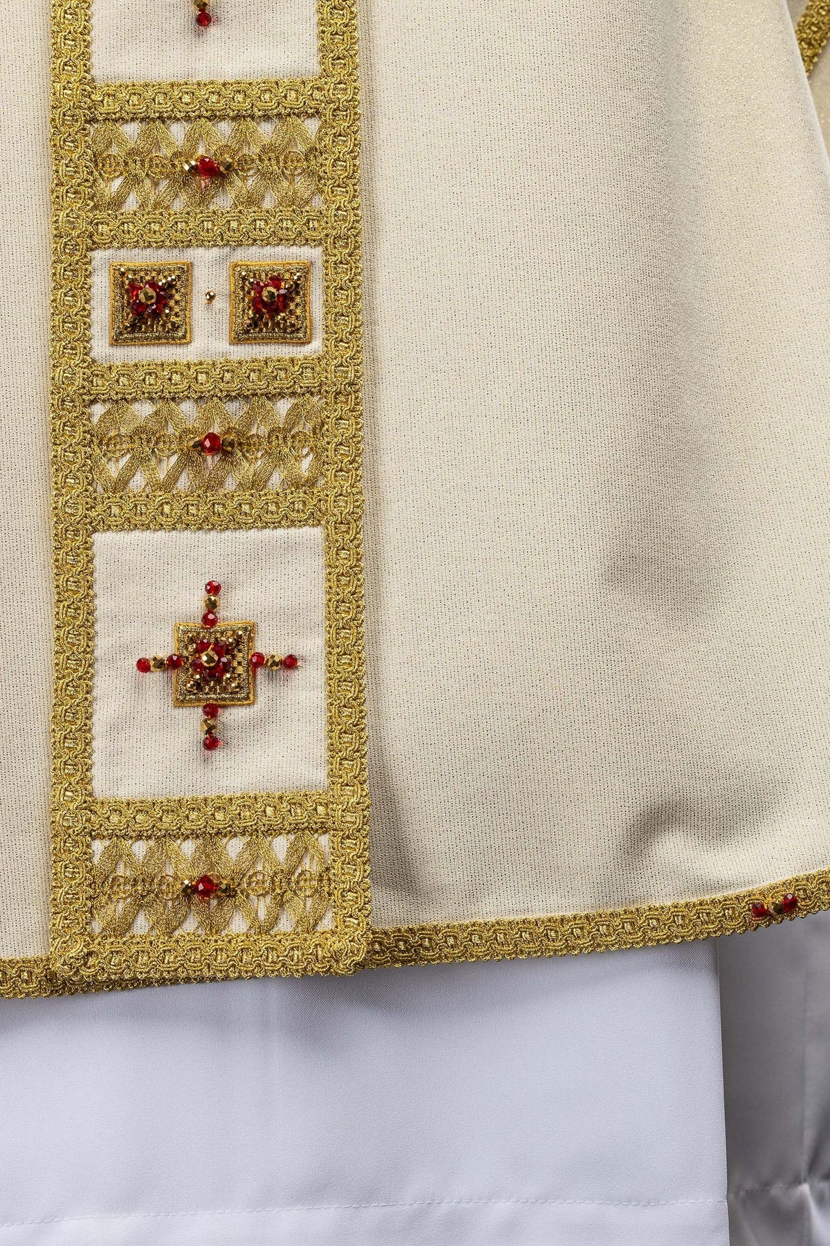 Avorio casula con croce e bordi dorati, dettaglio della manica