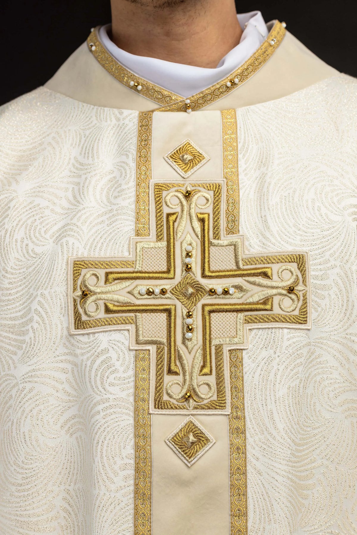 Bianco casula con croce ricamata e pietre naturali, dettaglio frontale della croce