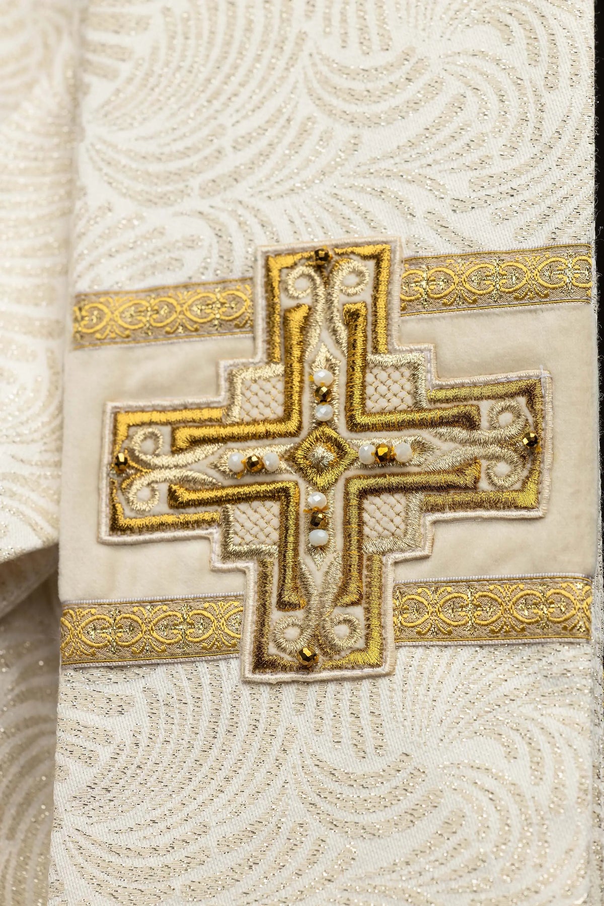 Bianco casula con croce ricamata e pietre naturali, dettaglio della croce posteriore