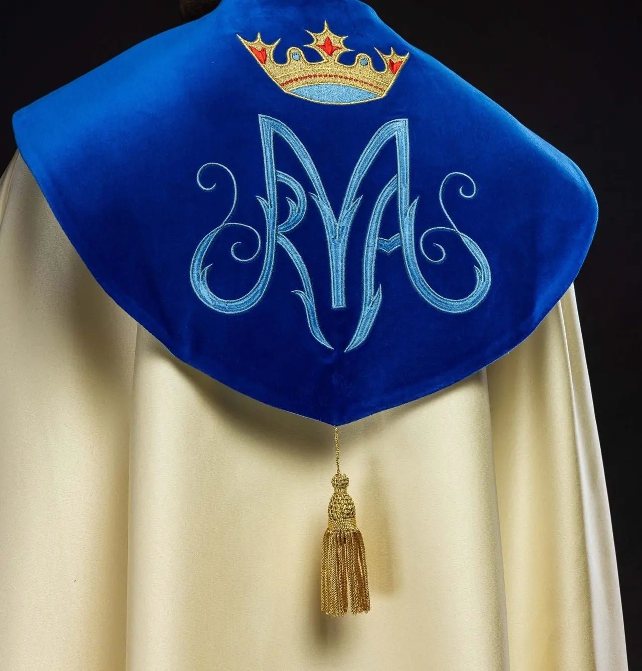 Embroidered Marian cape with ecru velvet
