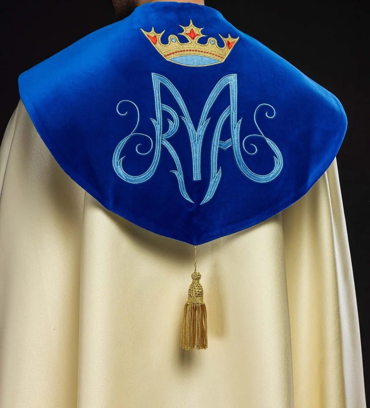 Embroidered Marian cape with ecru velvet