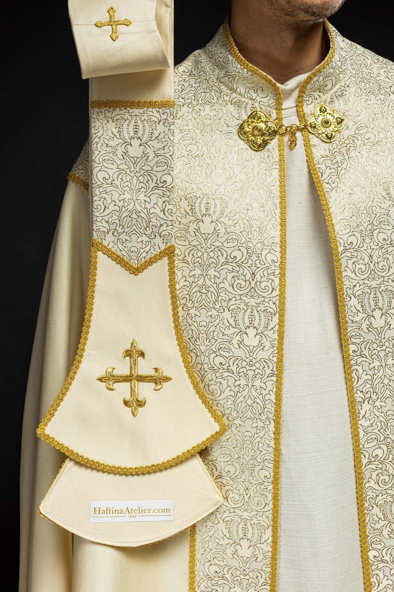 Kapa haftowana ozdobiona tkanina żakardowa ecru