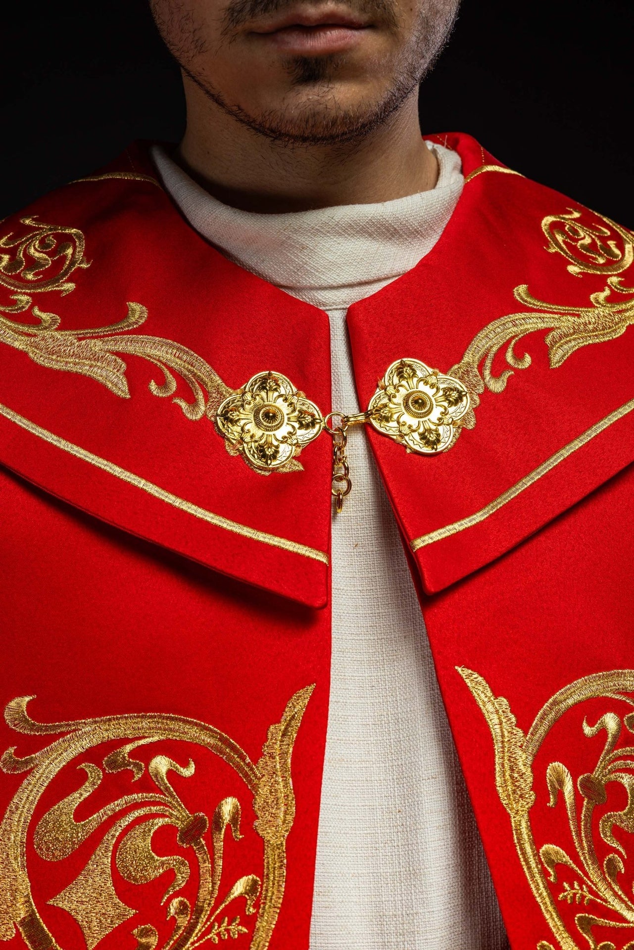 Kapa liturgiczna bogato haftowana IHS w kolorze czerwonym