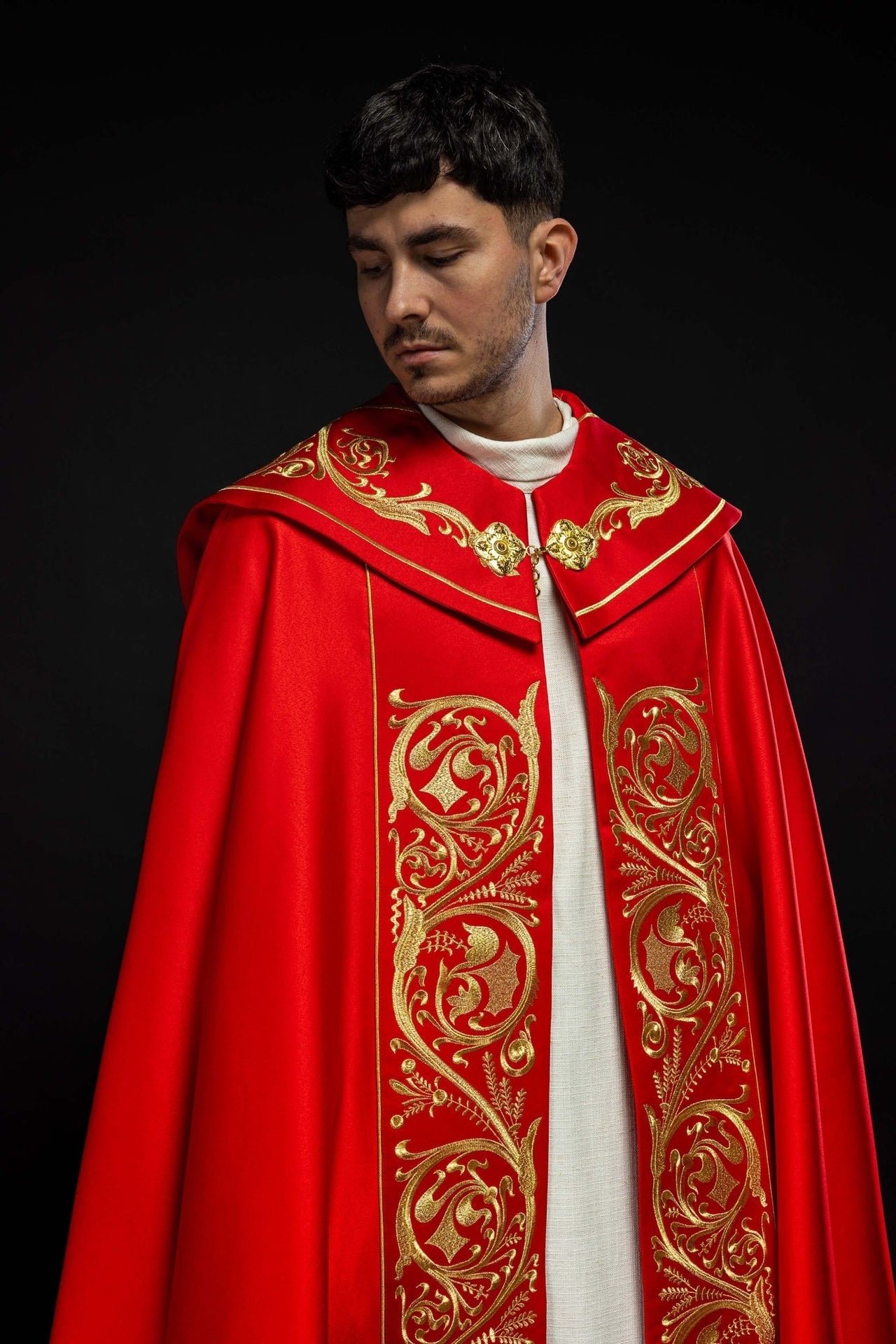 Kapa liturgiczna bogato haftowana IHS w kolorze czerwonym