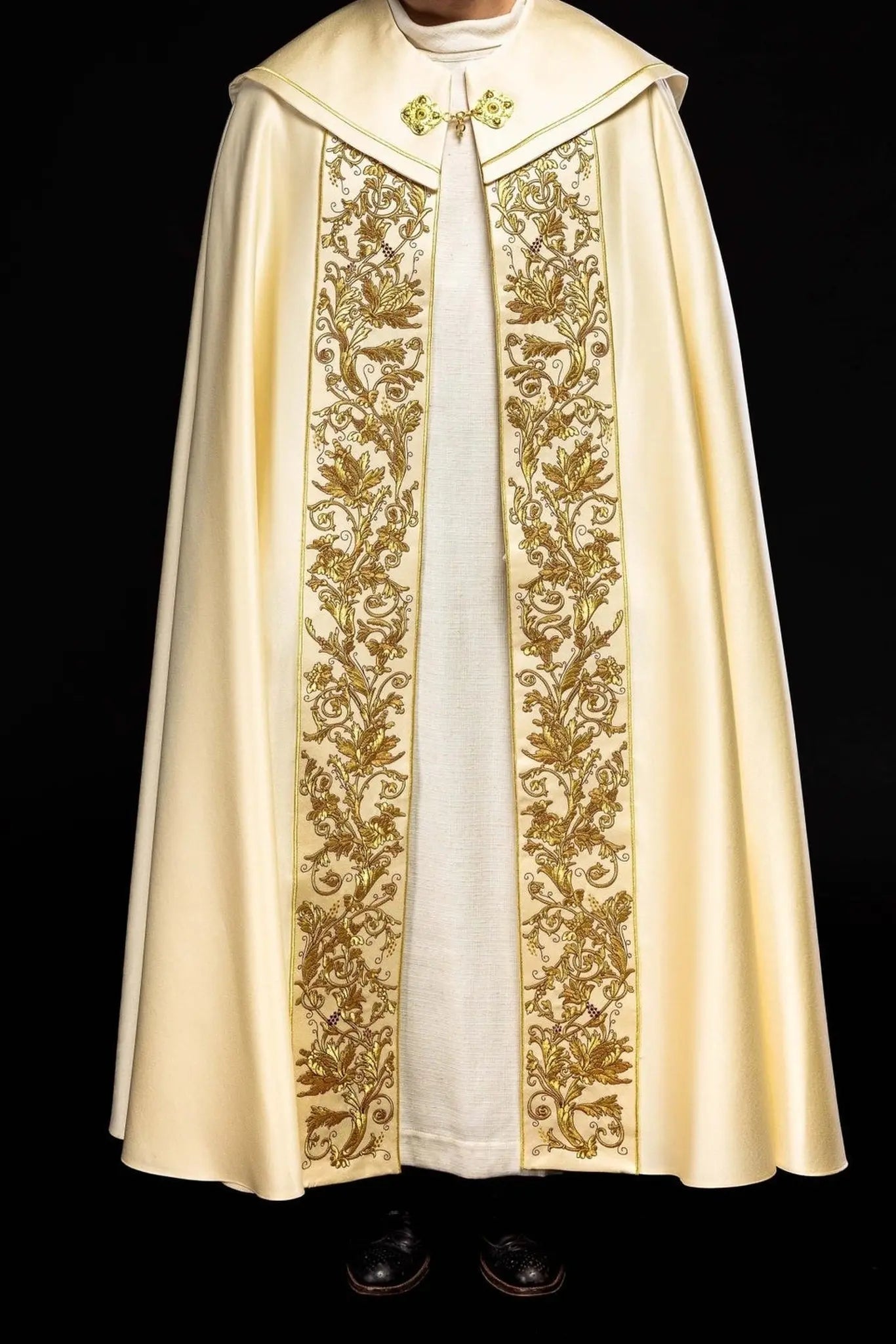 Embroidered liturgical chalice ecru