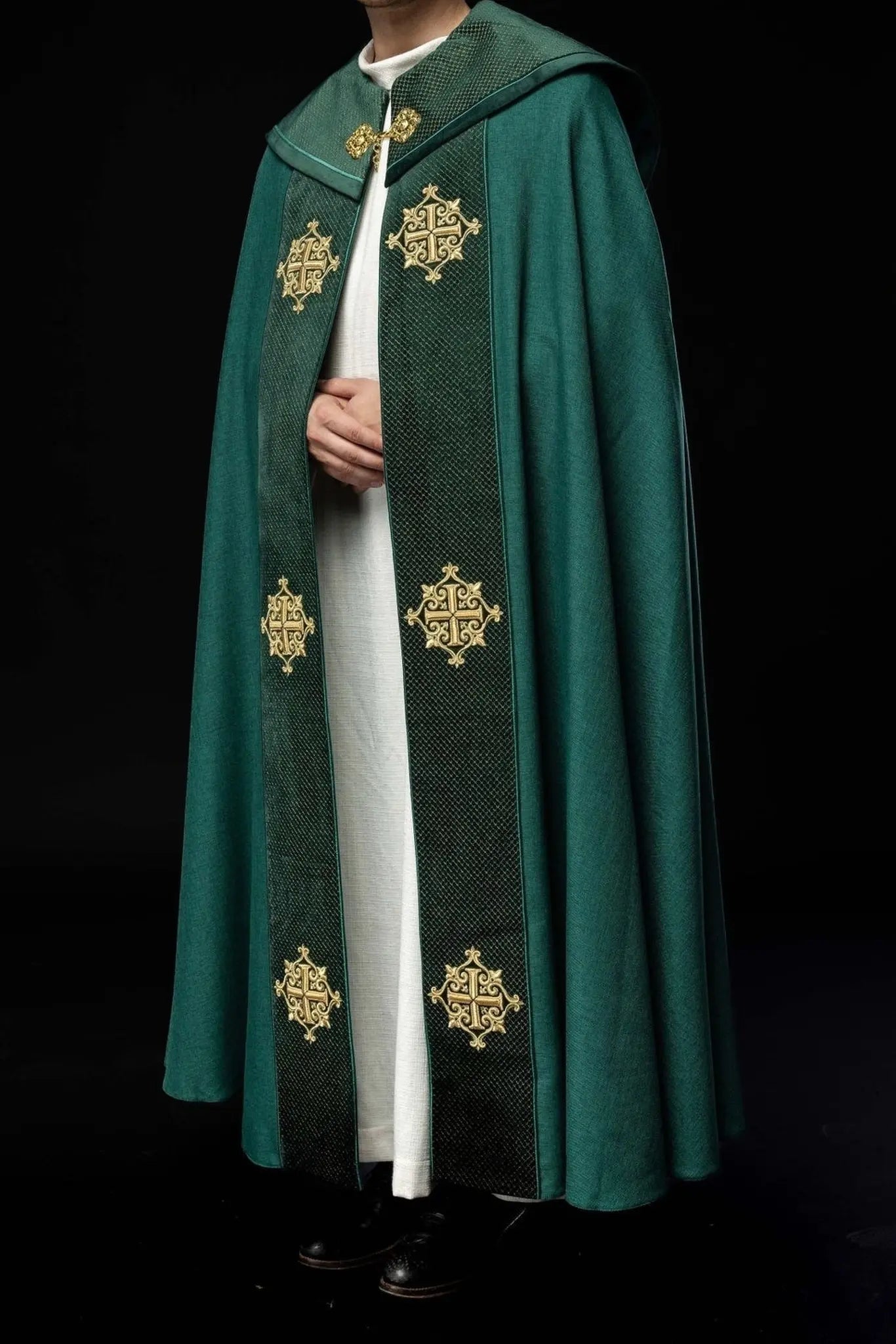 Liturgical cape with green velvet belt and embroidery of crosses