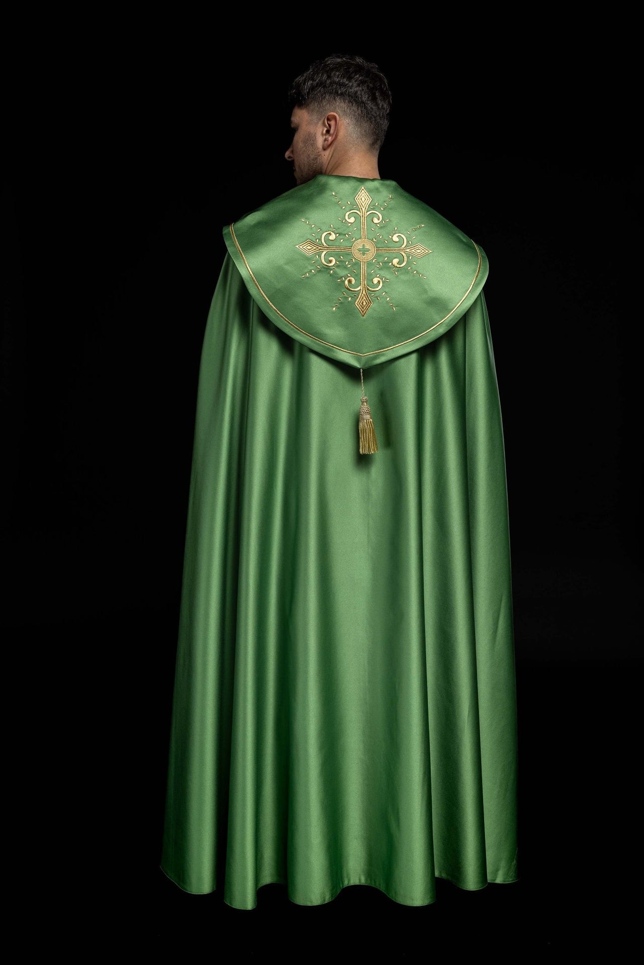 Kapa liturgiczna z szerokim haftowanym pasem w krzyże w kolorze zielonym