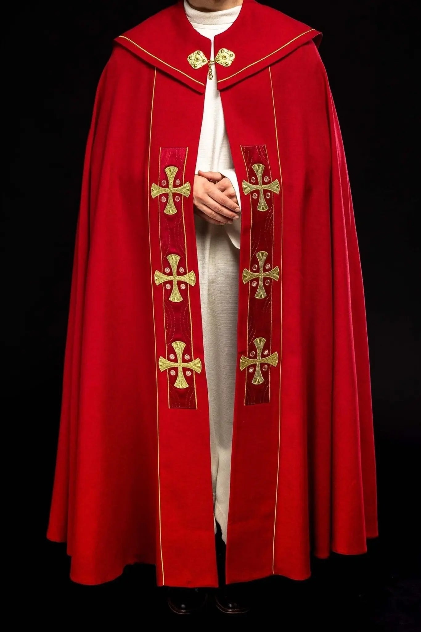 Cap in embroidered gold crosses with red velvet