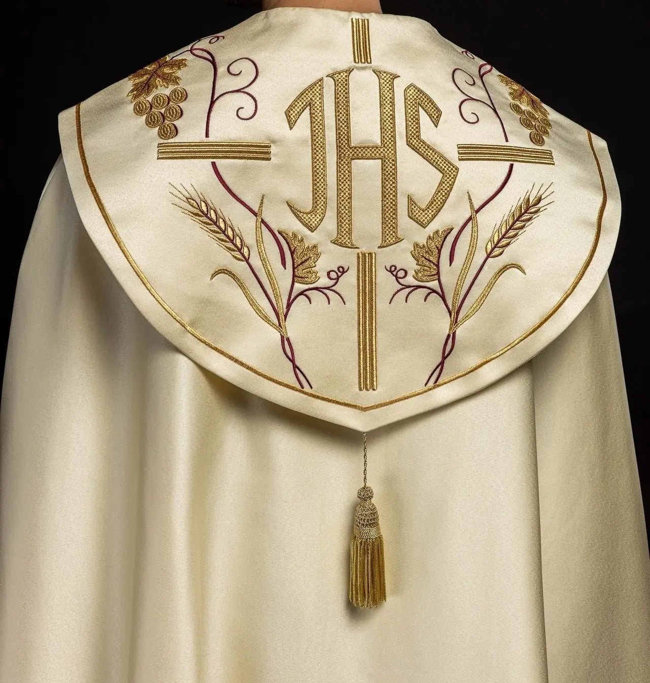 Cap with IHS pattern and grapes in ecru