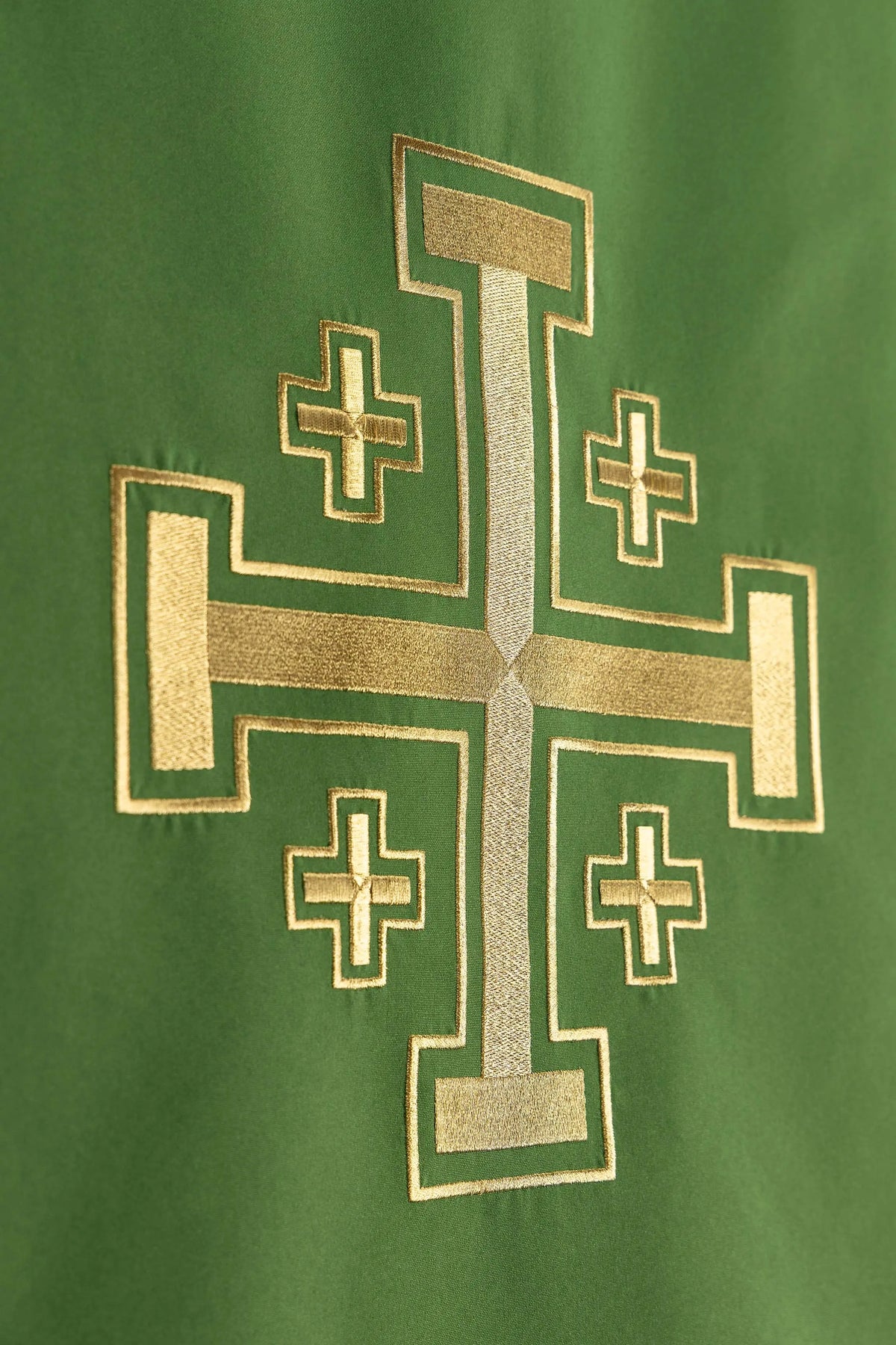 Verde copri ambone con la Croce di Gerusalemme, ricamo dorato, primo piano