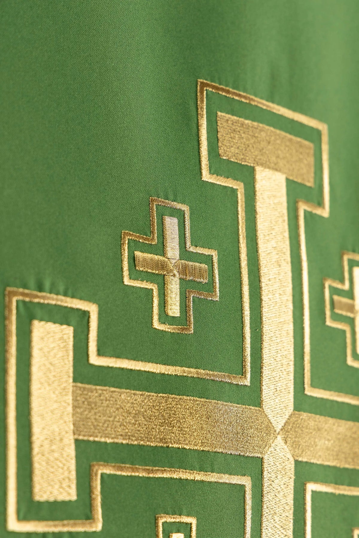 Verde copri ambone con la Croce di Gerusalemme, ricamo dorato, dettaglio laterale