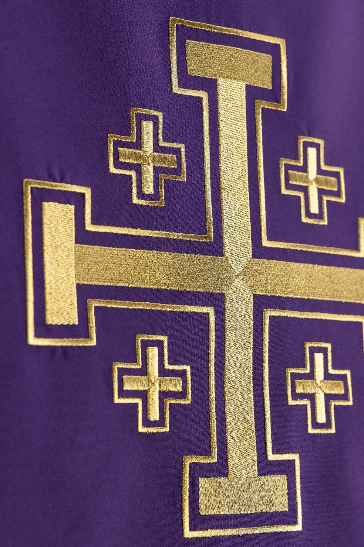 Viola copri ambone con Croce di Gerusalemme e ricamo dorato, dettaglio inclinato