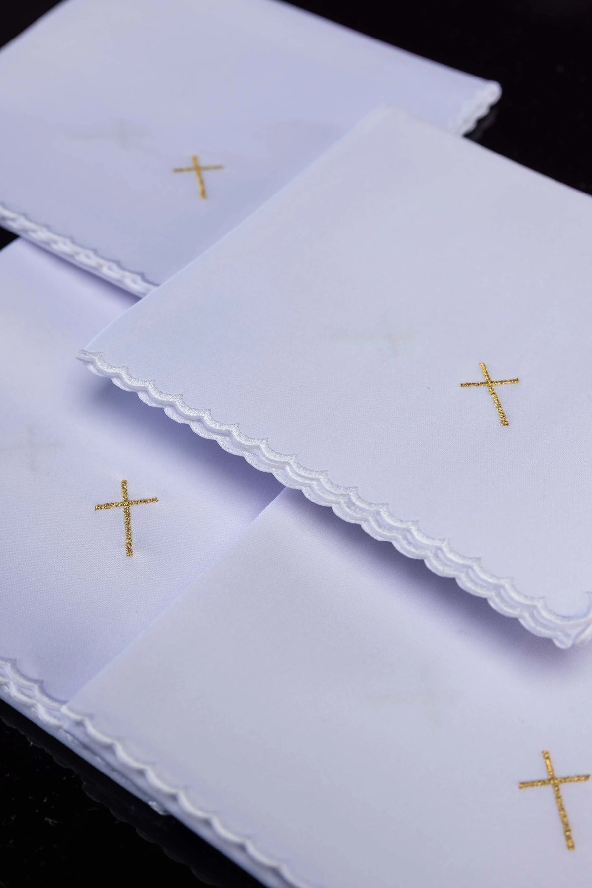 Bianco set di corporali con ricamo dorato della croce, dettaglio del bordo smerlato