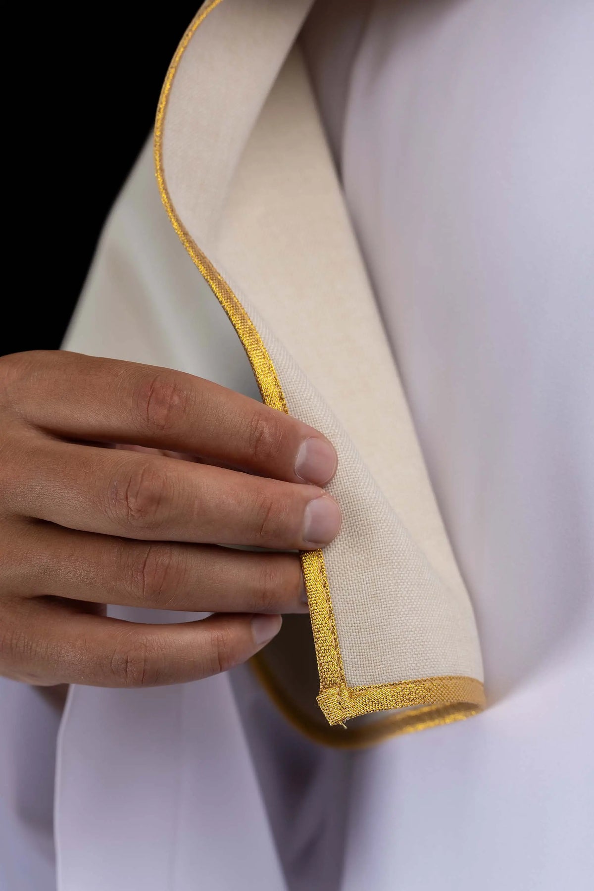 Marfim ecru capa de coroinha de veludo, viés dourado na borda, close lateral