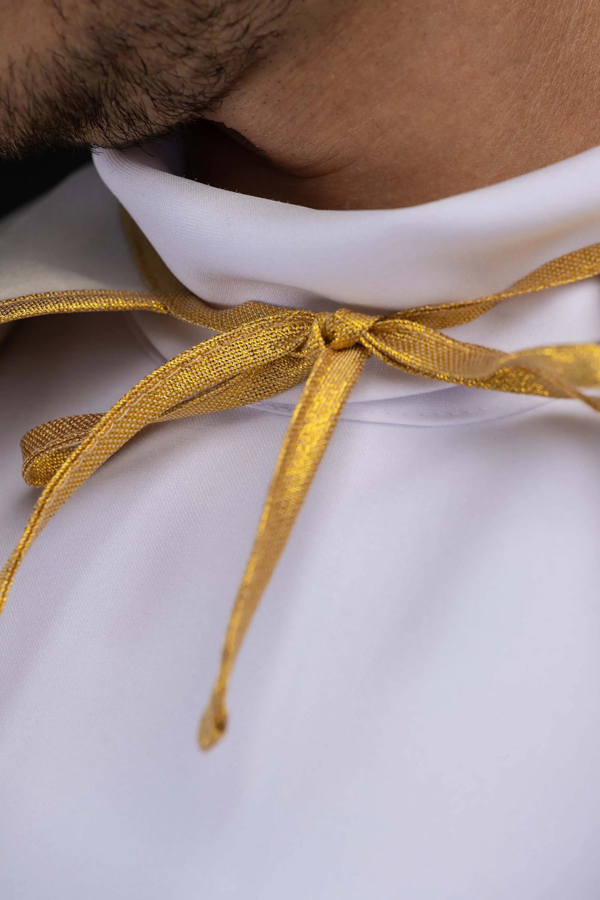 Marfim ecru capa de coroinha de veludo, laço dourado no colarinho, close