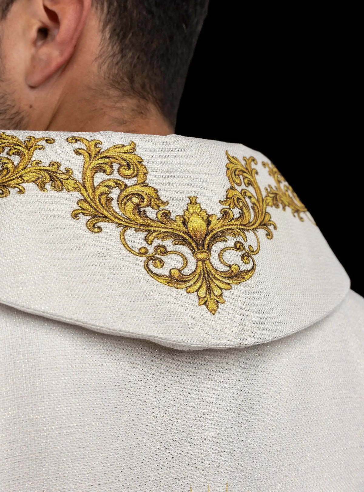 Bianco casula con Sacro Cuore di Gesù, dettaglio del ricamo sul retro del collo