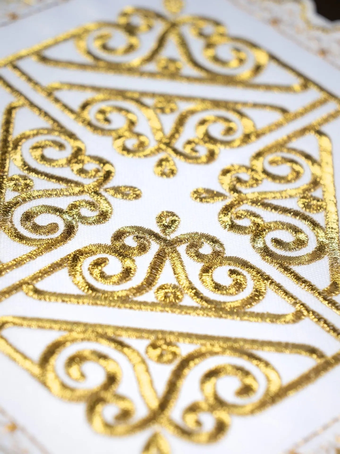 Cup set with cross motif on gold embroidery