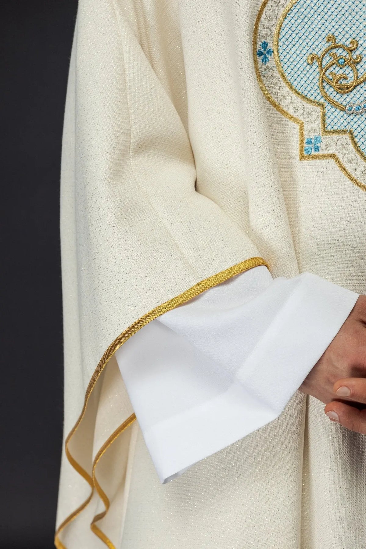 Marfim ecru casula com viés dourado, detalhe da manga