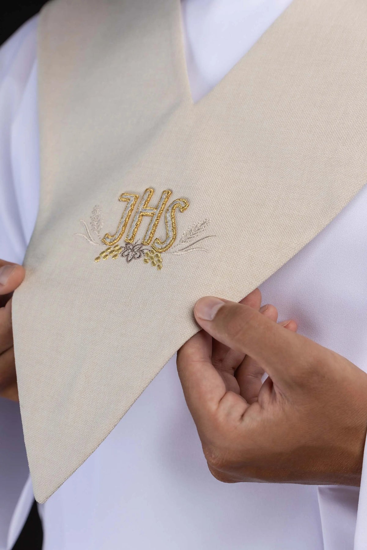 Marfim ecru pálio de leitor com bordado IHS, detalhe lateral do tecido