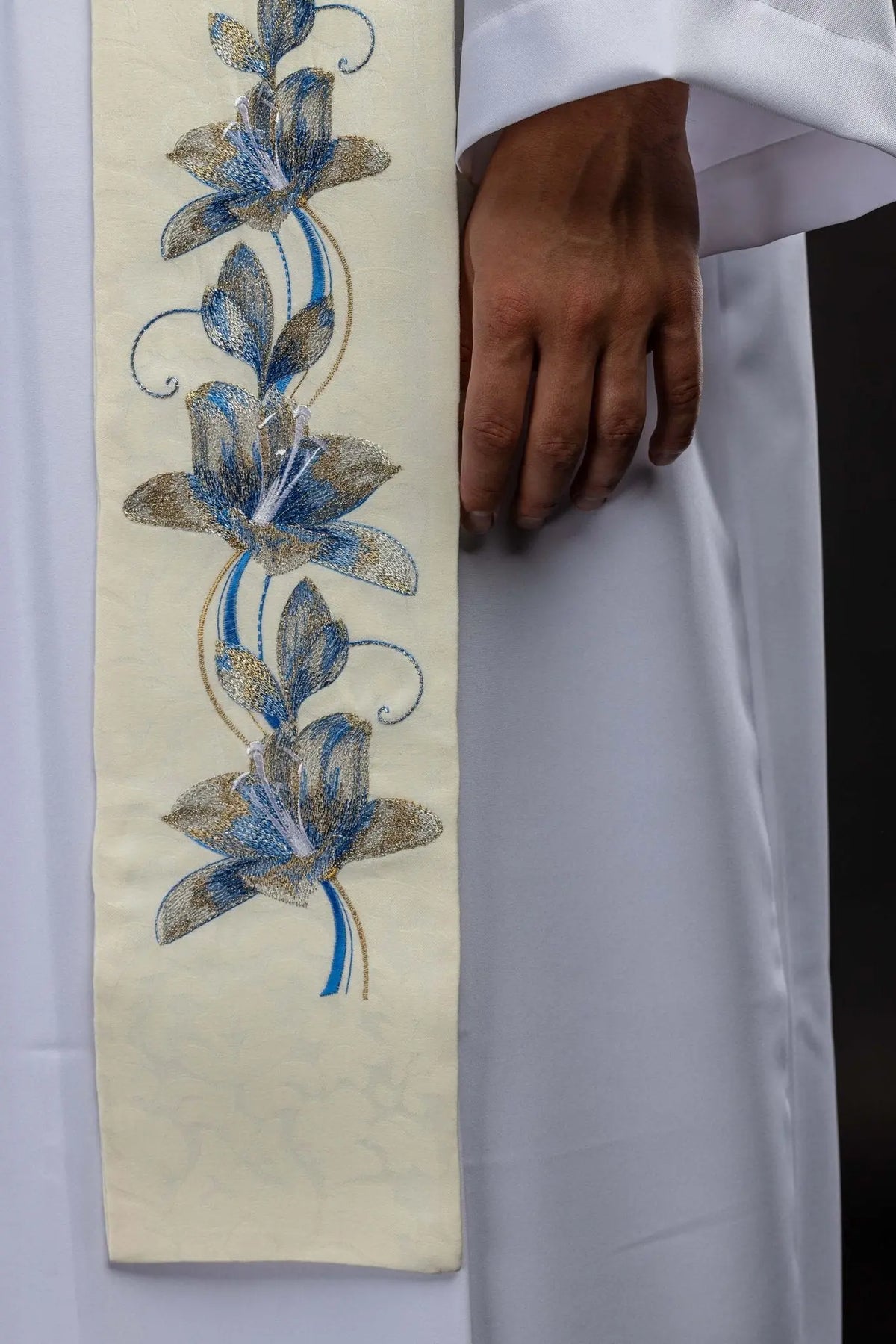 Avorio stola ricamata con motivo floreale blu e dorato, dettaglio frontale