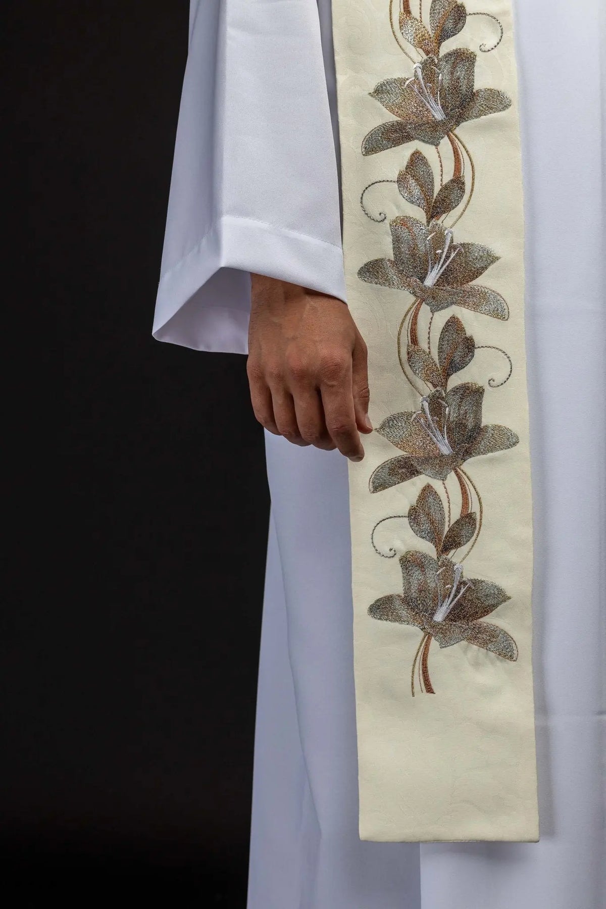 Ecru stole with floral embroidery, side close-up view