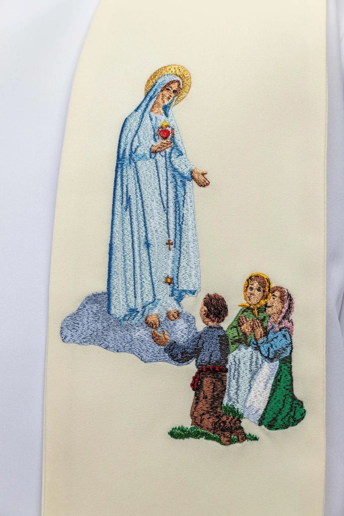 Ecru stole with Our Lady of Fatima embroidery, close-up view