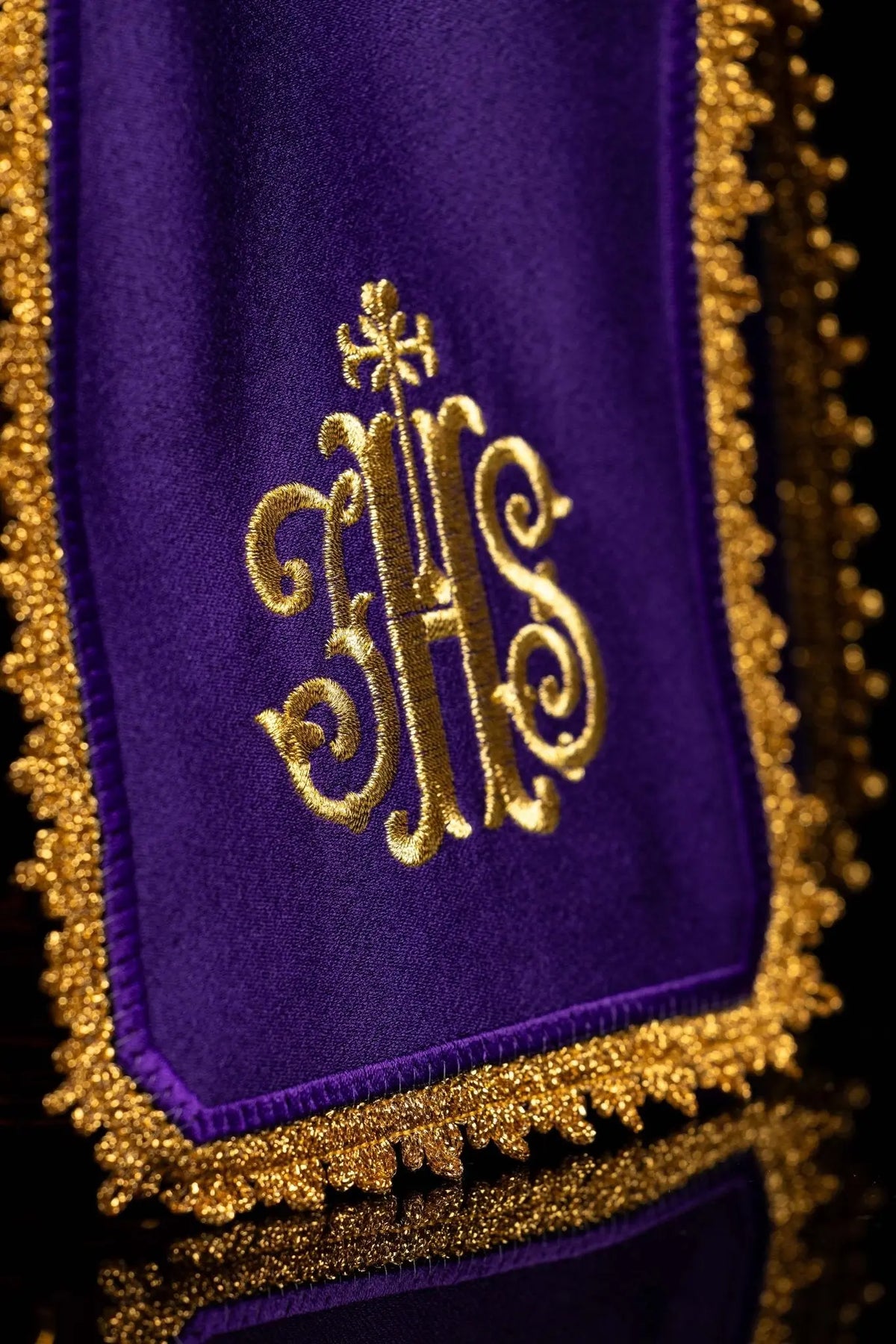 Roxo véu de âmbula com bordado dourado monograma IHS, close-up do acabamento