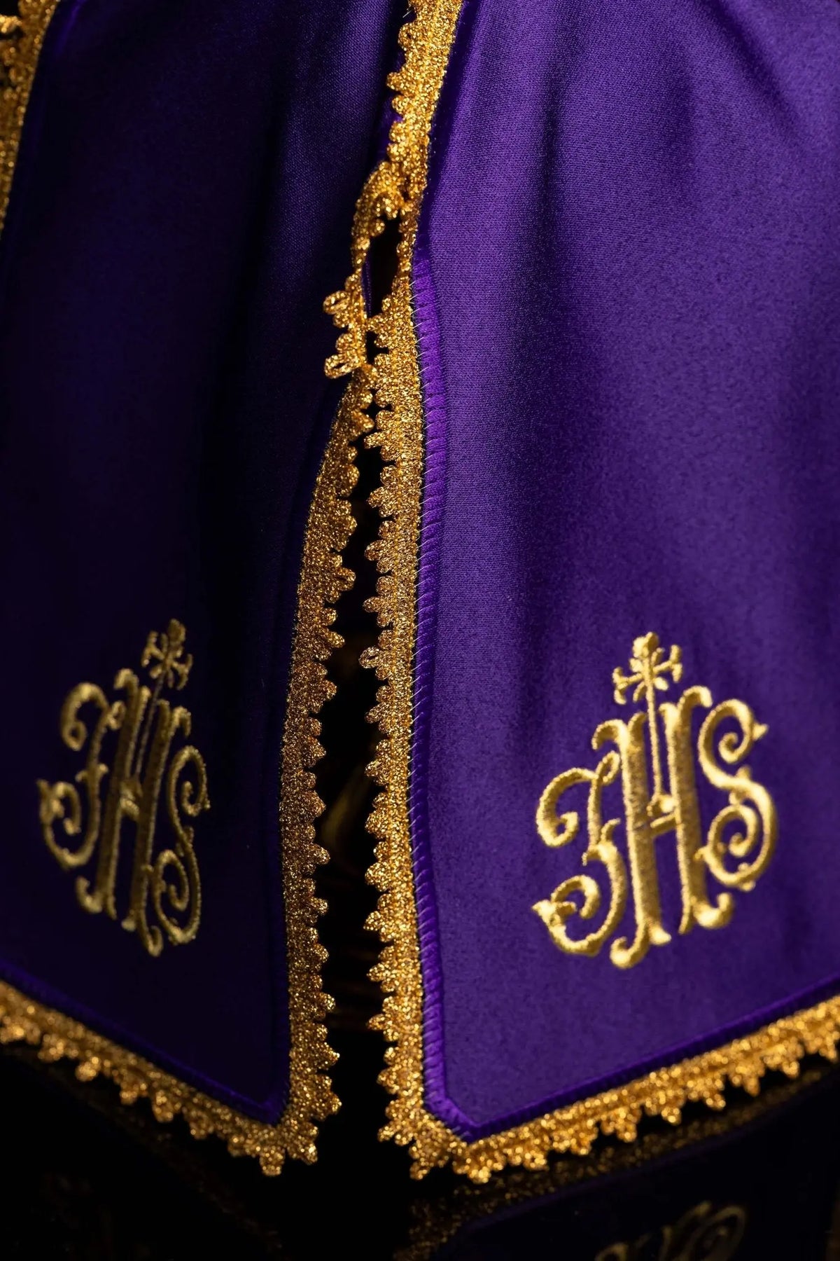 Roxo véu de âmbula com bordado dourado monograma IHS, detalhe das duas faces