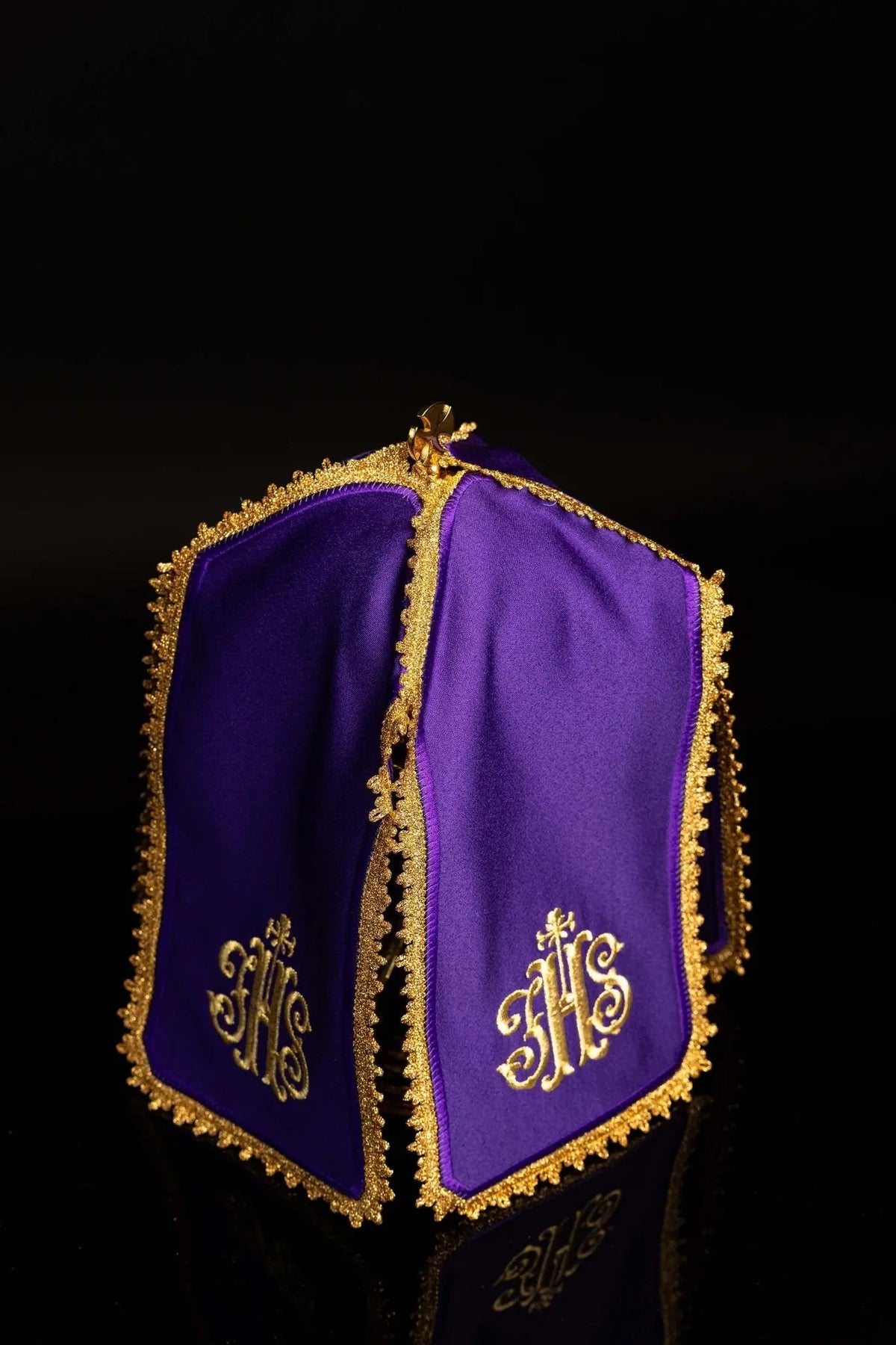 Roxo véu de âmbula com bordado dourado monograma IHS, vista posterior