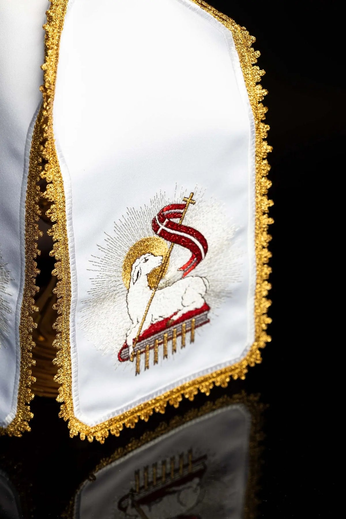 Bianco velo per pisside con l’Agnello di Dio ricamato, vista laterale