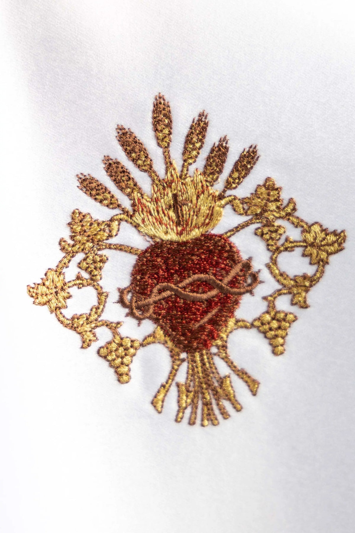Bianco velo per pisside con Sacro Cuore di Gesù dorato e rosso, primo piano
