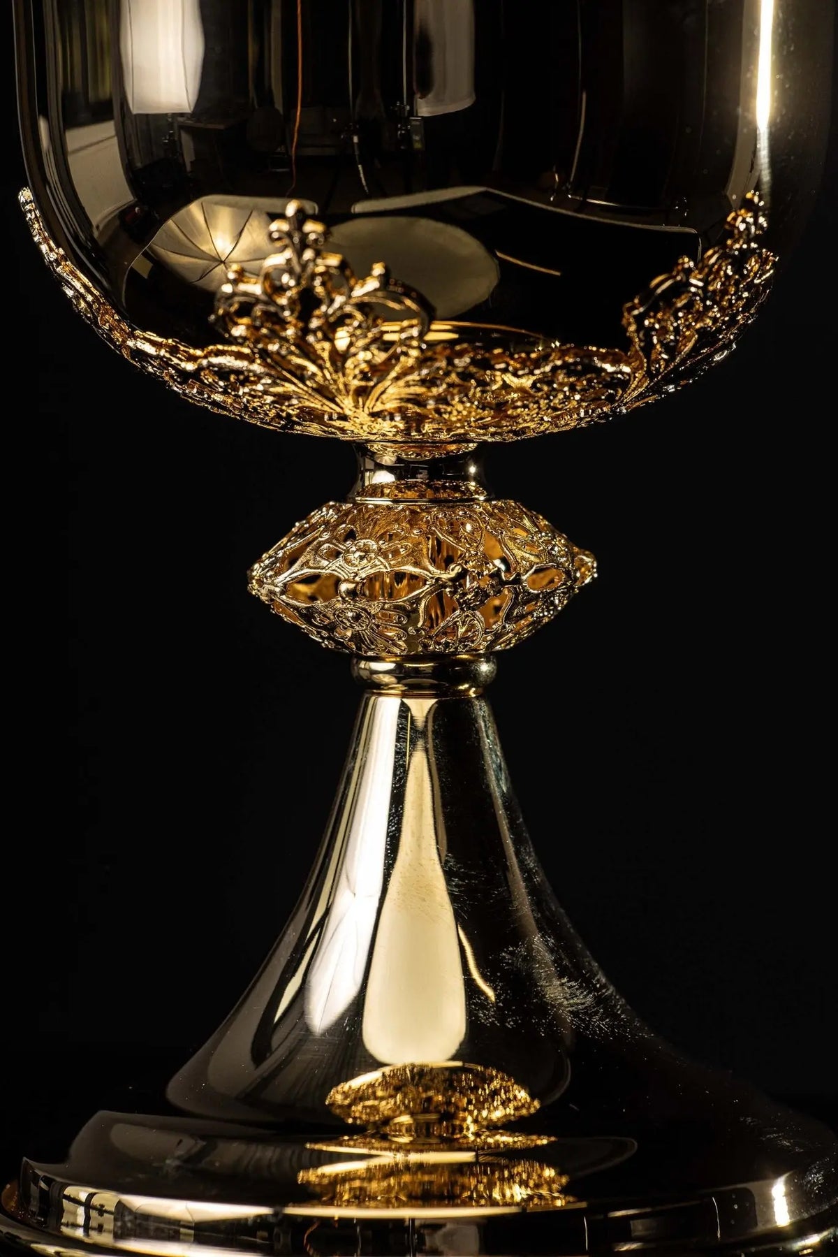 Gold ciborium with floral ornaments, close-up of the lid finial