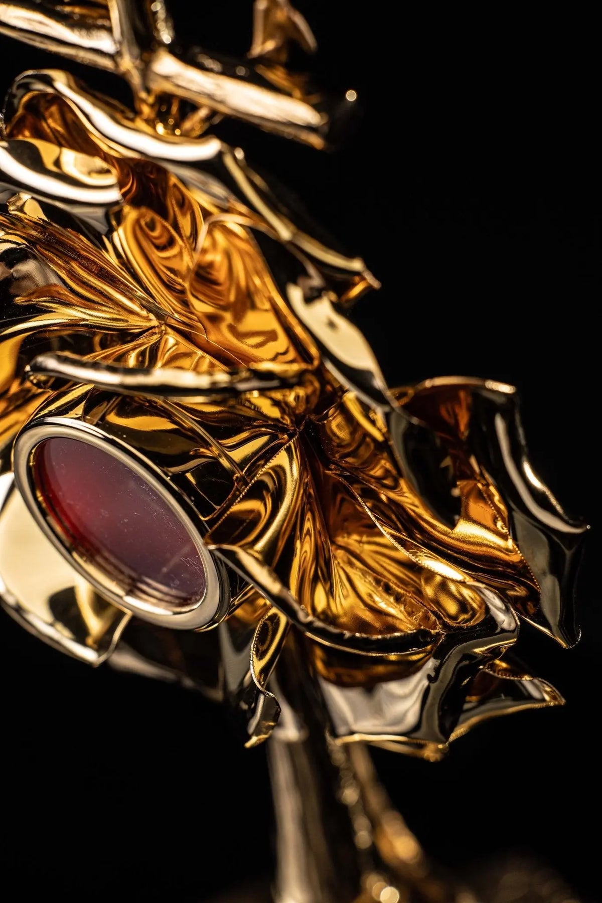 Relicário dourado com cruz e coroa de espinhos, close da moldura e medalhão frontal