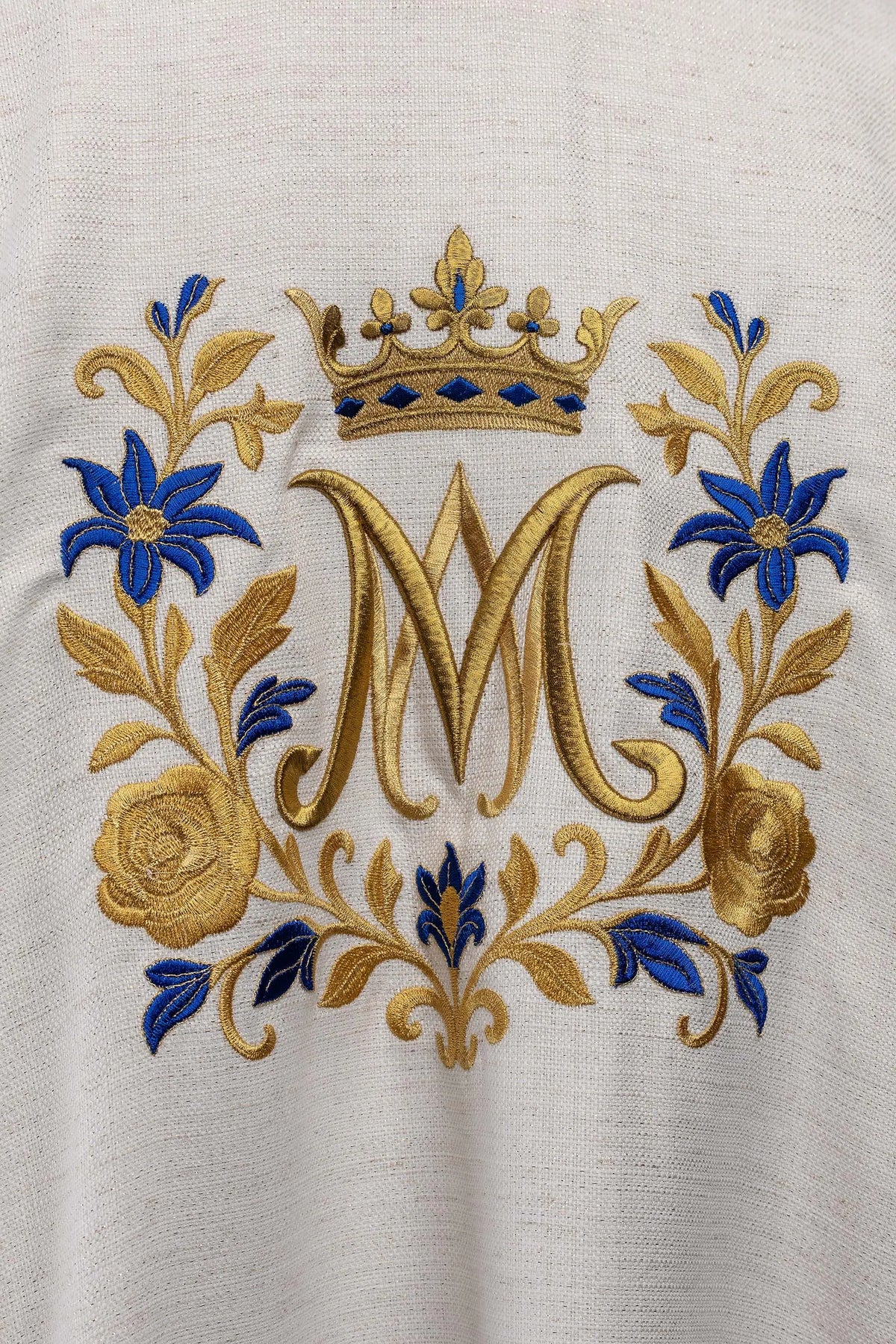 Dalmatica avorio con monogramma M ricamato, dettaglio del ricamo frontale