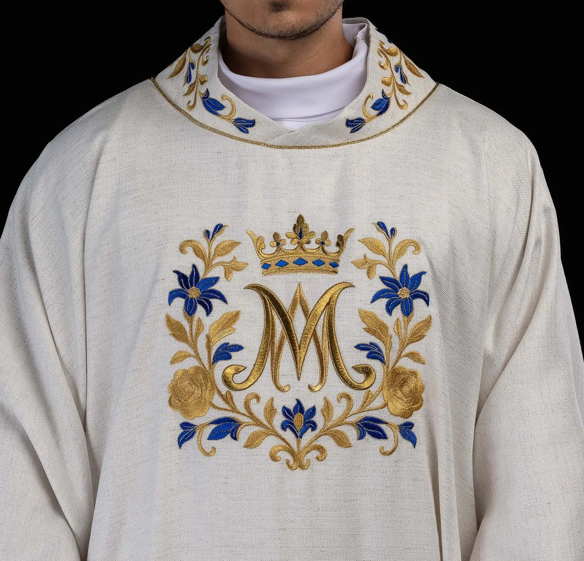 Dalmatica avorio con monogramma M ricamato, dettaglio del colletto