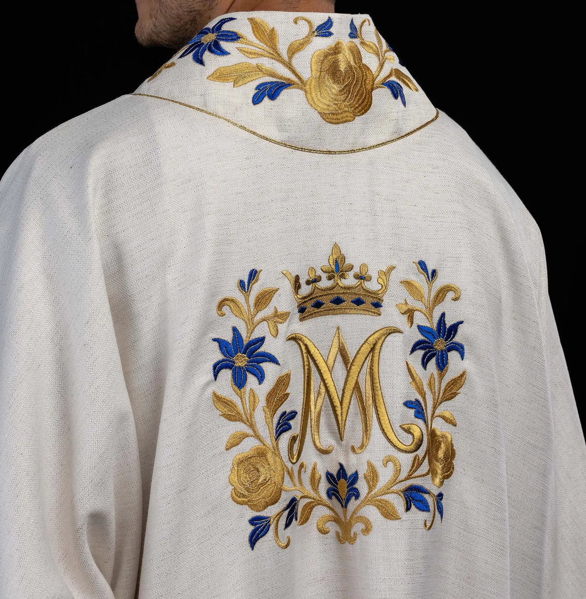 Dalmatica avorio con monogramma M ricamato, vista posteriore