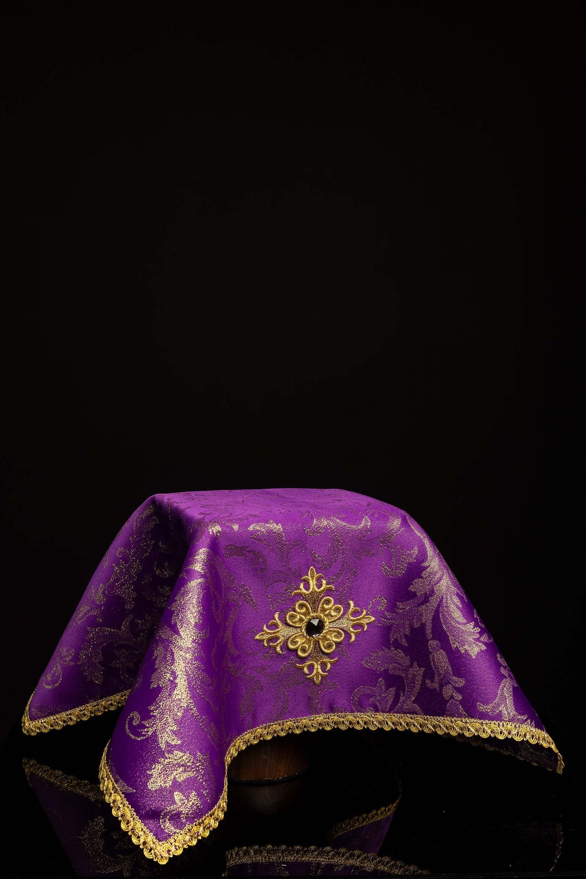 Viola copricalice per l’Avvento e la Quaresima con croce ricamata, vista frontale